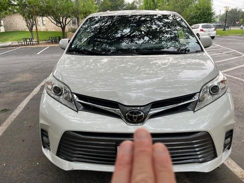 Used 2019 Toyota Sienna XLE w/ XLE Navigation Package FWD image 2