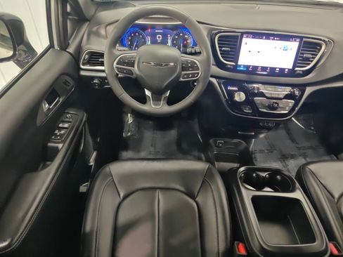Used 2025 Chrysler Pacifica Select FWD image 4