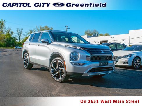 Used 2024 Mitsubishi Outlander SE image 1