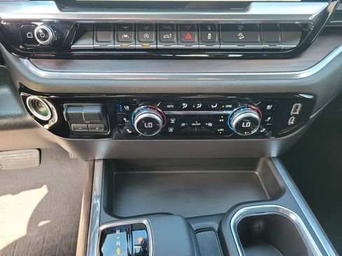 Used 2023 GMC Sierra 1500 SLT w/ SLT Premium Package AWD/4WD image 32