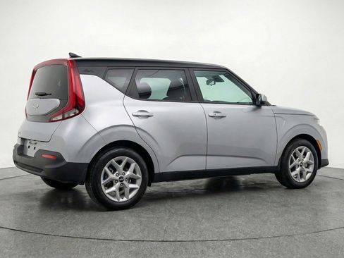Used 2025 Kia Soul LX w/ LX Technology Package FWD image 9