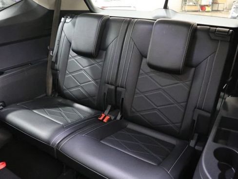 Used 2025 Volkswagen Atlas SE AWD/4WD image 32