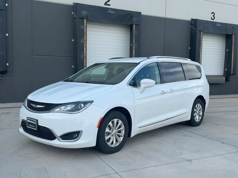 Used 2018 Chrysler Pacifica Touring-L FWD image 1