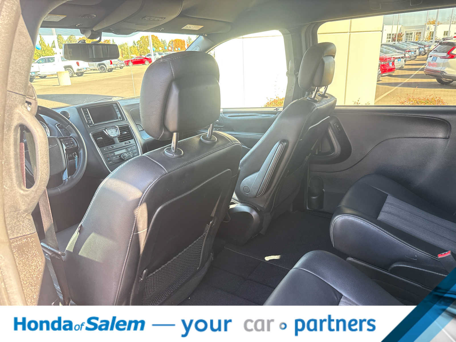 Used 2014 Chrysler Town & Country S FWD image 12