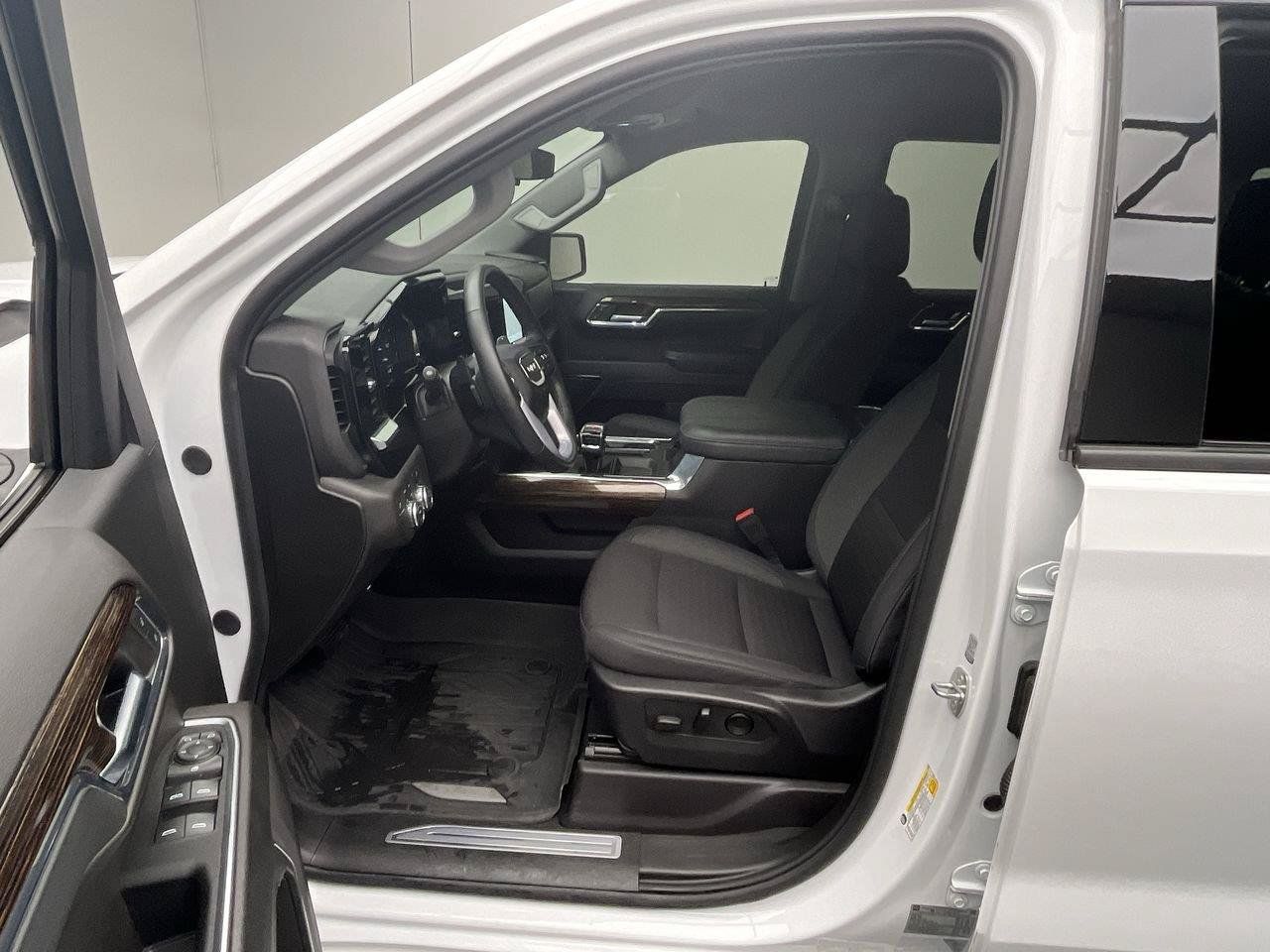 Certified 2024 GMC Sierra 1500 Elevation w/ LPO, Elevation Black Package AWD/4WD image 10
