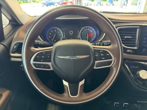 Used 2017 Chrysler Pacifica Limited w/ Tire & Wheel Group FWD image 19