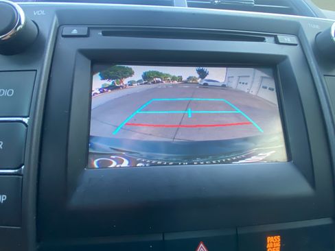 Used 2017 Toyota Camry SE w/ Moonroof Package FWD image 18