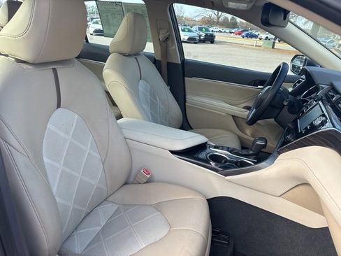 Used 2018 Toyota Camry XLE image 10