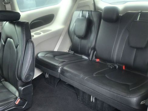 Used 2024 Chrysler Pacifica Touring-L image 17