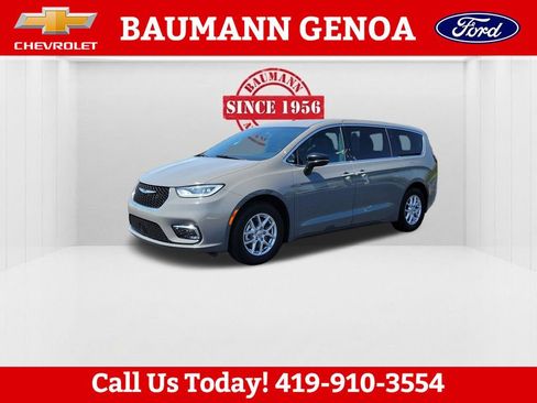 Used 2025 Chrysler Pacifica Select FWD image 1