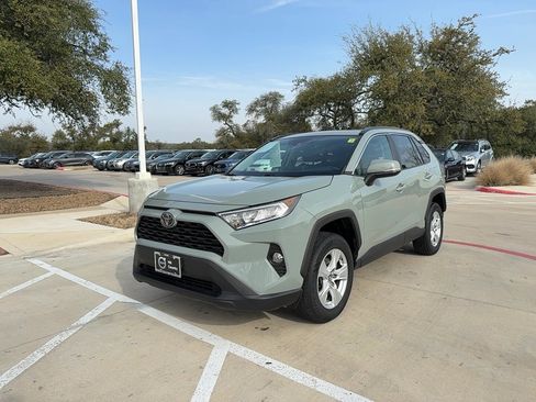 Used 2019 Toyota RAV4 XLE w/ Convenience Package image 2