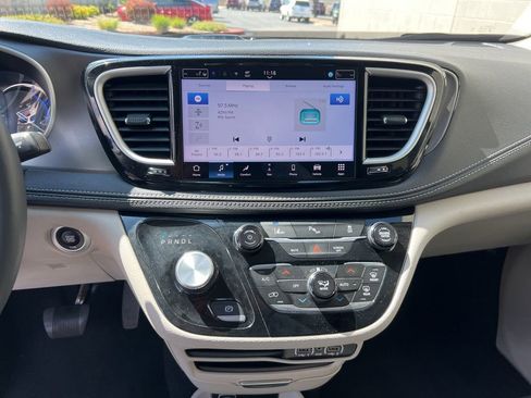 Used 2024 Chrysler Pacifica Limited FWD image 17