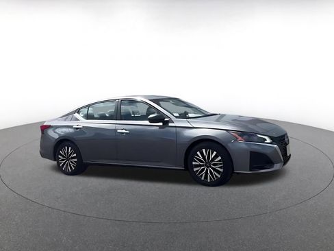 Used 2025 Nissan Altima 2.5 SV FWD image 2