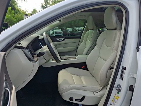 Used 2022 Volvo XC60 B5 Momentum w/ Climate Package AWD/4WD image 14