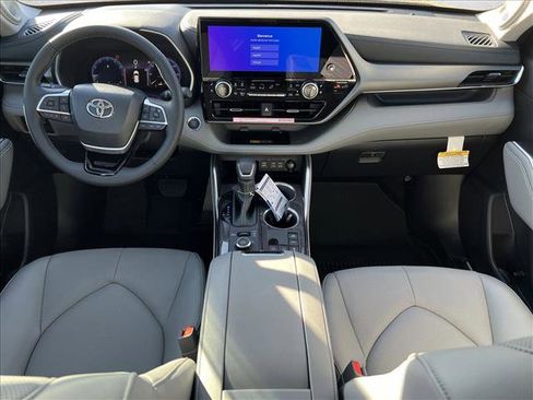 New 2025 Toyota Highlander Limited image 15