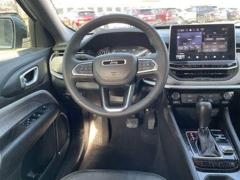 Used 2023 Jeep Compass Latitude image 12