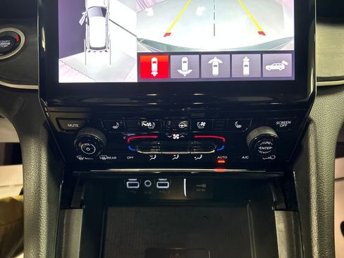 Used 2023 Jeep Grand Cherokee Limited w/ Luxury Tech Group II image 19