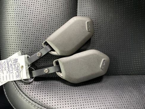 Used 2025 Kia Sorento SX image 28