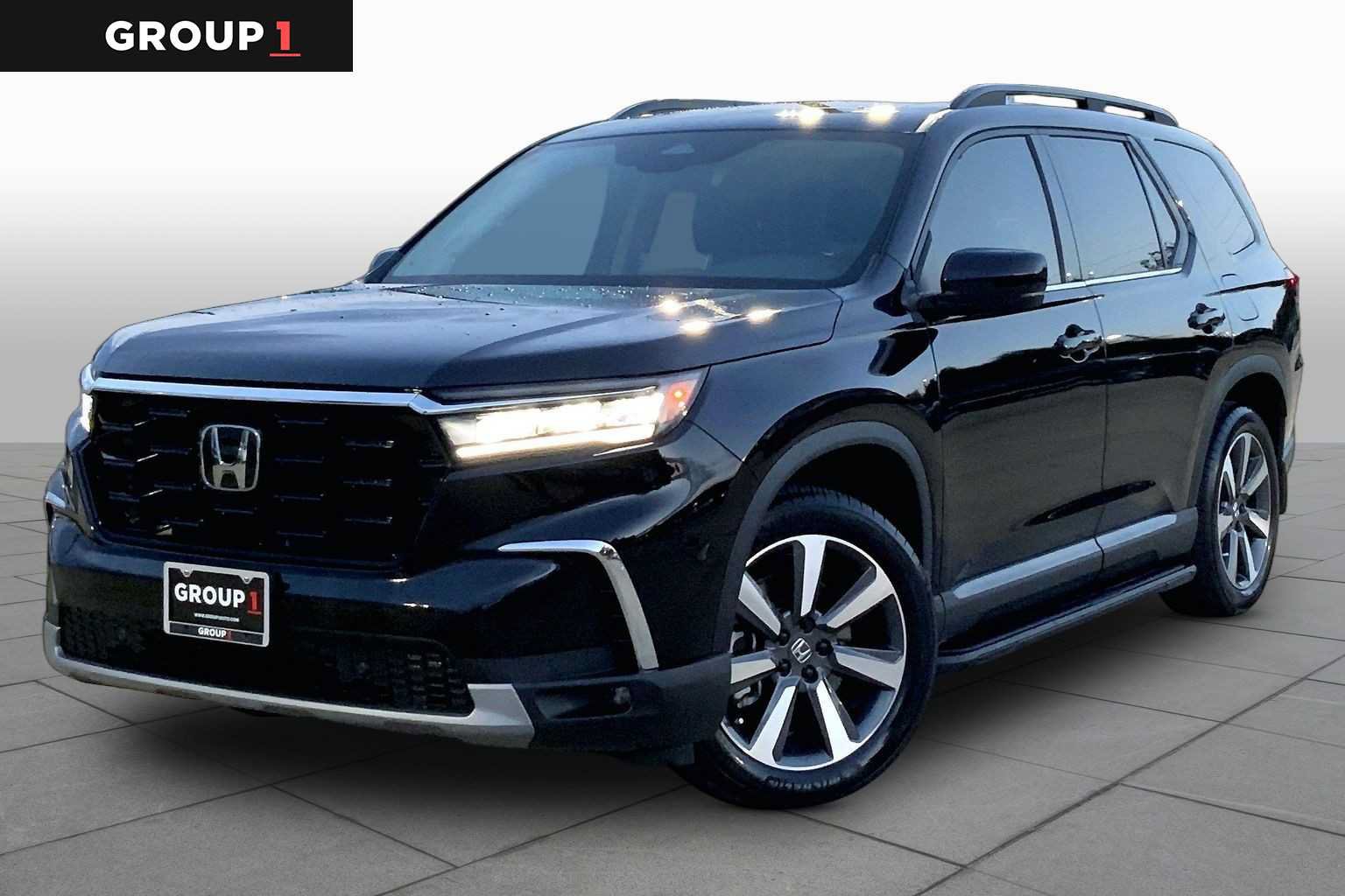 Used 2025 Honda Pilot Touring image 1