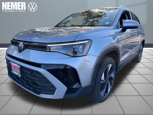 New 2025 Volkswagen Taos SE image 1