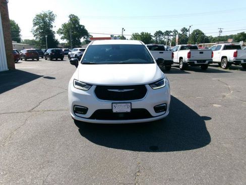 Used 2025 Chrysler Pacifica Select FWD image 3