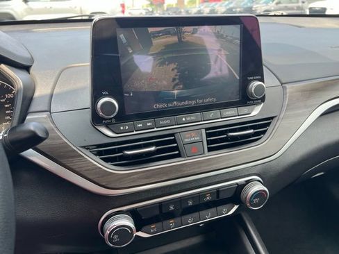 Used 2025 Nissan Altima 2.5 SV FWD image 15