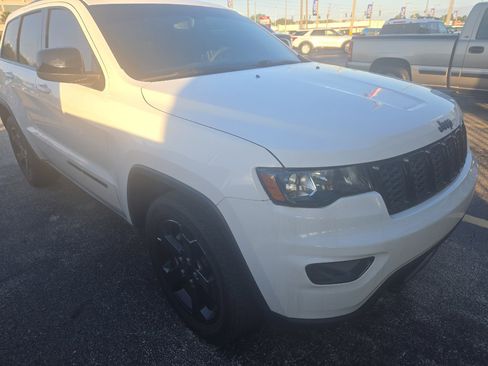 Used 2019 Jeep Grand Cherokee Laredo image 3