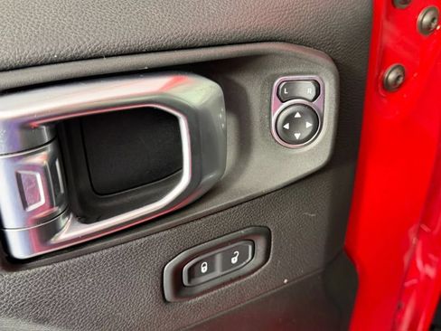 Used 2020 Jeep Wrangler Unlimited Sahara AWD/4WD image 31
