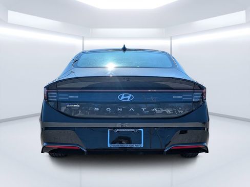 Used 2025 Hyundai Elantra Sport image 5