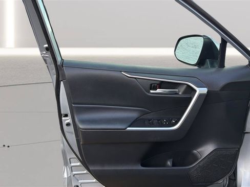 Used 2021 Toyota RAV4 XLE AWD/4WD image 18