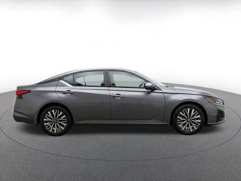 Used 2025 Nissan Altima 2.5 SV FWD image 14