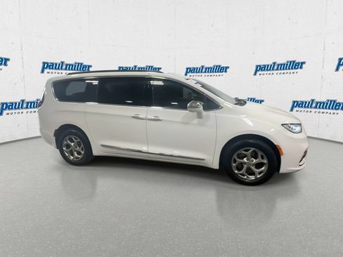 Used 2022 Chrysler Pacifica Limited AWD/4WD image 13