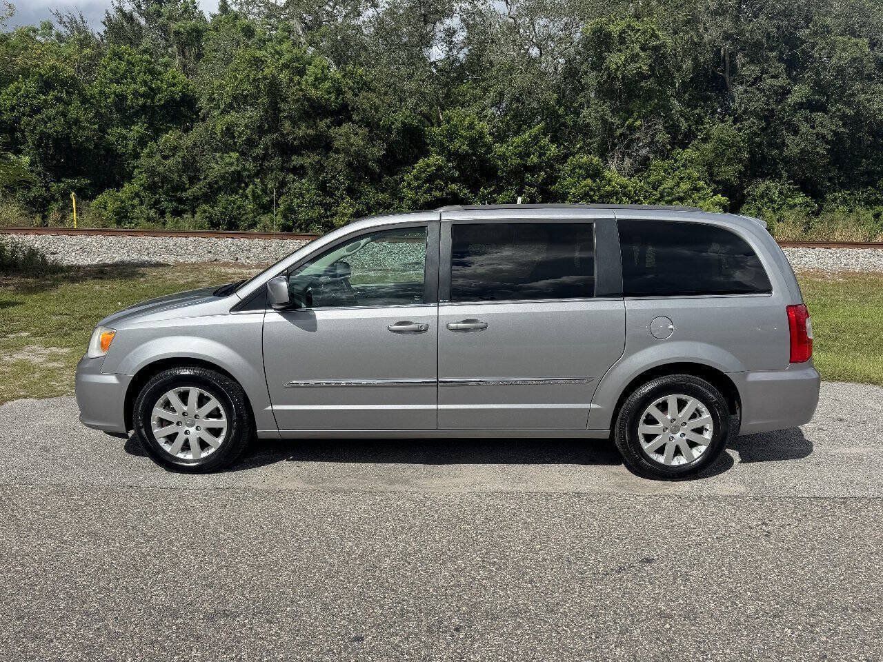 Used 2014 Chrysler Town & Country Touring FWD image 5