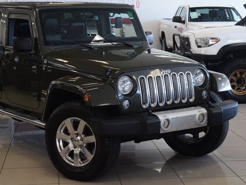 Used 2015 Jeep Wrangler Unlimited Sahara w/ Dual Top Group AWD/4WD image 9