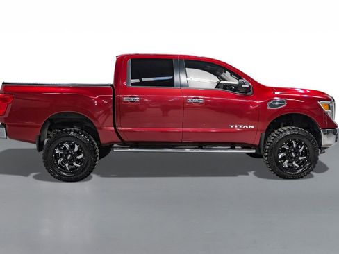 Used 2017 Nissan Titan SV image 5