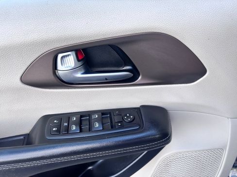 Used 2020 Chrysler Voyager L FWD image 23