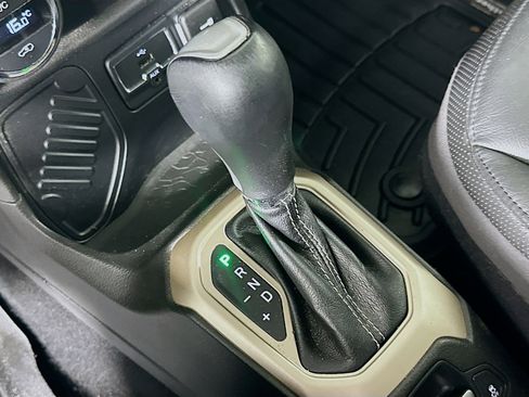 Used 2016 Jeep Renegade Limited image 25