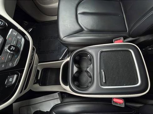 Used 2023 Chrysler Pacifica Touring-L FWD image 17
