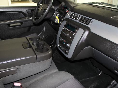 Used 2011 Chevrolet Suburban 2500 RWD image 23