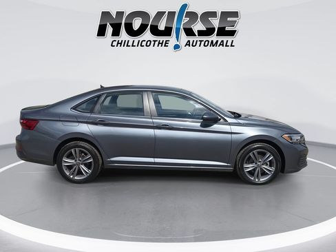Used 2024 Volkswagen Jetta SE FWD image 9