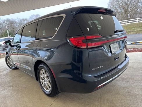 Used 2024 Chrysler Pacifica Touring-L image 10