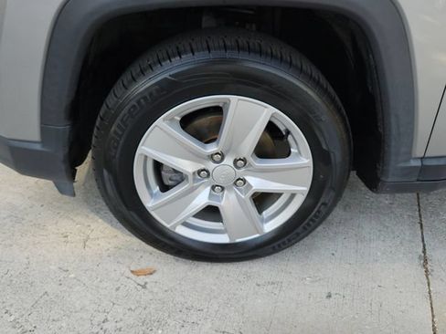 Used 2022 Jeep Compass Latitude FWD image 9