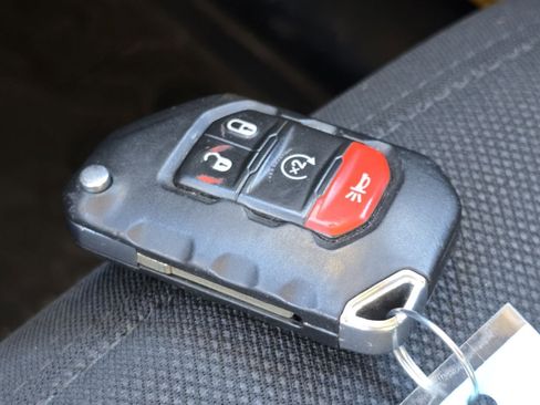 Used 2018 Jeep Wrangler Unlimited Sahara image 34