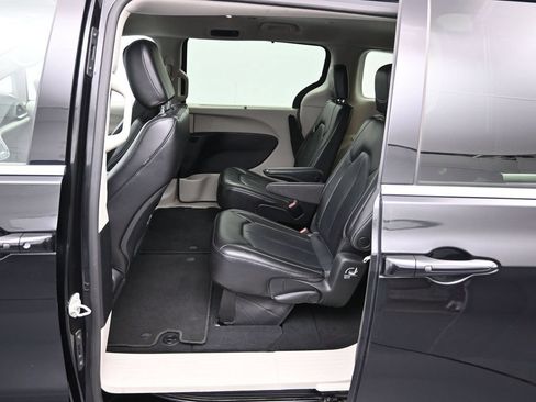 Certified 2023 Chrysler Pacifica Touring-L FWD image 22