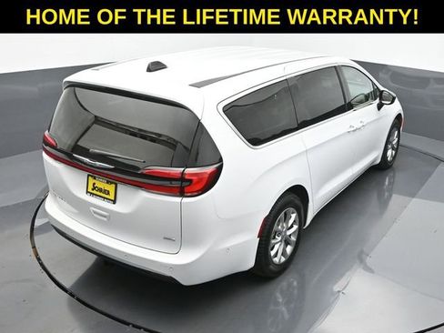 Used 2024 Chrysler Pacifica Touring-L image 62