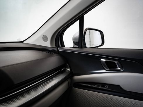 Used 2023 Kia Carnival LX image 30