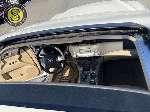 Used 2010 Toyota Highlander SE image 28