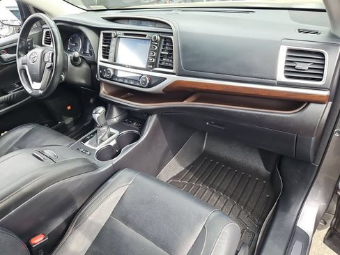 Used 2014 Toyota Highlander Limited Platinum AWD/4WD image 17