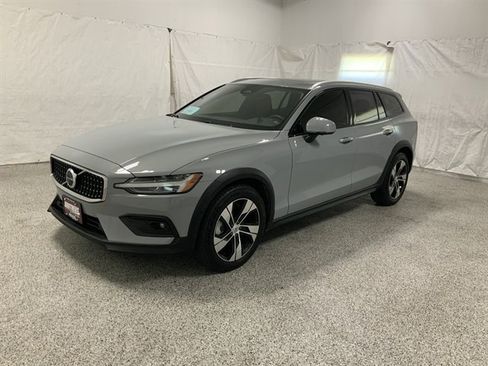 Used 2025 Volvo V60 B5 Cross Country Plus AWD/4WD image 2