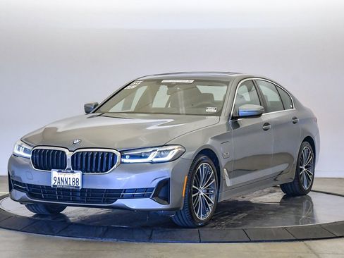 Certified 2022 BMW 530e w/ Premium Package image 1